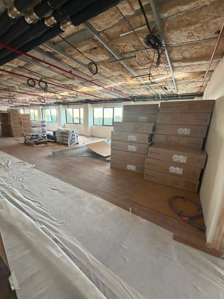 Stock de dalles faux plafond Rockfon sur chantier Paris
