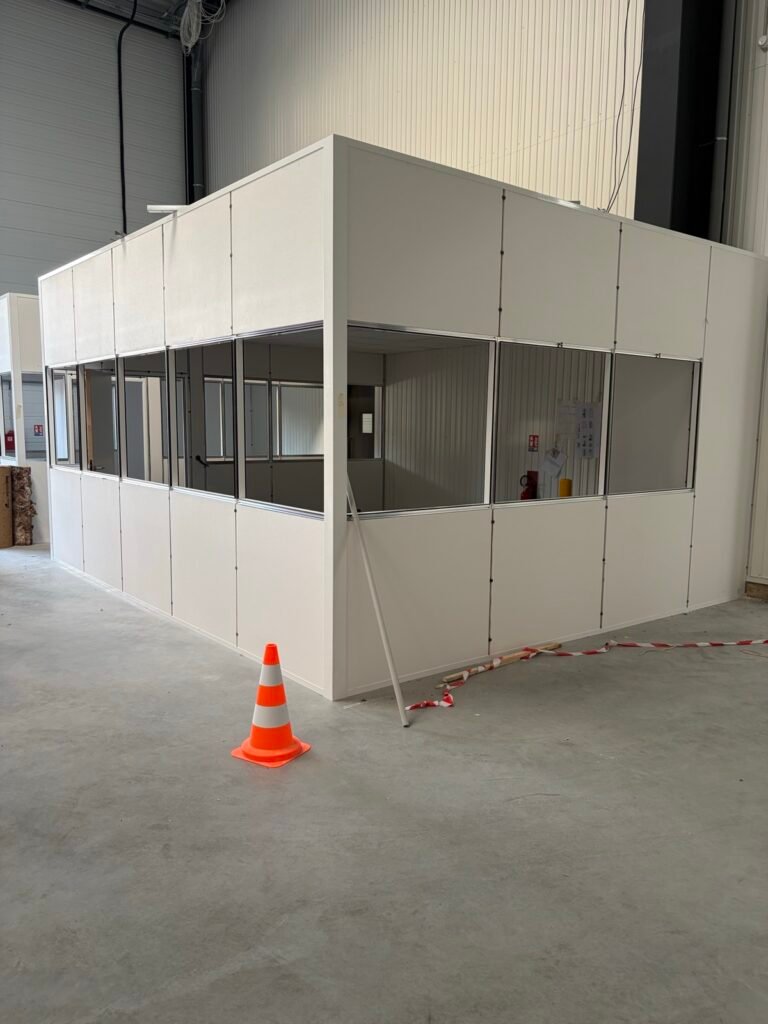 Cloison amovible autoportante installée en atelier - ADS Aménagement